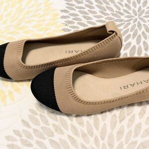 Tahari Women's Tan and Black Knit Loafers